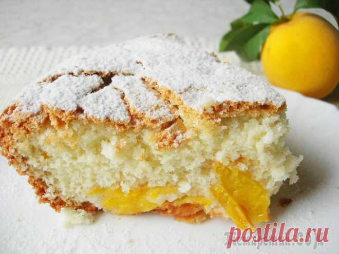 Шарлотка с персиками (яблоками)