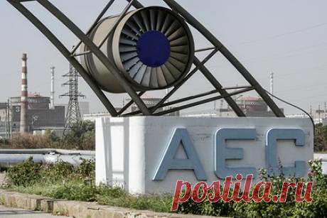 В Запорожье сообщили о сбитом возле ЗАЭС дроне-камикадзе. Глава администрации Запорожской области Евгений Балицкий сообщил, что сбитый над территорией Запорожской АЭС беспилотник был произведен в США. По его словам, об этом рассказали военные, собравшие обломки дрона-камикадзе. Ранее местные власти предположили, что целью беспилотника было хранилище ядерных отходов.