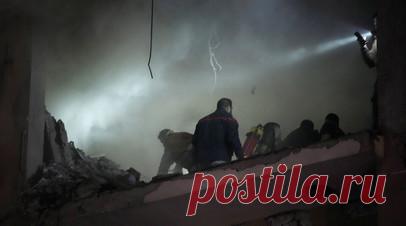 Корреспондент RT: после взрыва под Бейрутом в здании образовалась большая дыра. Корреспондент RT с места взрыва в пригороде Бейрута сообщил, что в стене здания видна большая дыра, также после удара полностью разрушен балкон. Читать далее