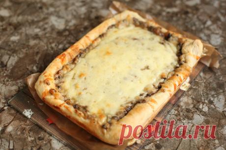 Всегда в морозилке держу упаковку слоёного теста: когда нужно быстро что-то испечь готовлю такой пирог  из слоёного дрожжевого теста.
Пирог с картошкой и грибами из дрожжевого слоёного теста
Ингредиенты
Тесто разморозить, раскатать, выложить в форму, сделать бортики.
Картофель отварить и размять.
Лук мелко нарезать, обжарить на растительном масле, добавить грибы.
На картофель выложить начинку, посыпать тёртым сыром.
Поставить в духовку при температуре 180 градусов на 40 минут.
Выпекать до золо…