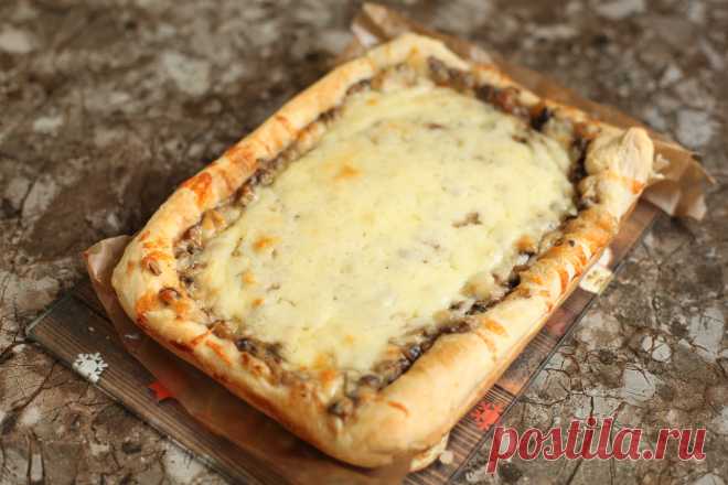 Всегда в морозилке держу упаковку слоёного теста: когда нужно быстро что-то испечь готовлю такой пирог  из слоёного дрожжевого теста.
Пирог с картошкой и грибами из дрожжевого слоёного теста
Ингредиенты
Тесто разморозить, раскатать, выложить в форму, сделать бортики.
Картофель отварить и размять.
Лук мелко нарезать, обжарить на растительном масле, добавить грибы.
На картофель выложить начинку, посыпать тёртым сыром.
Поставить в духовку при температуре 180 градусов на 40 минут.
Выпекать до золо…