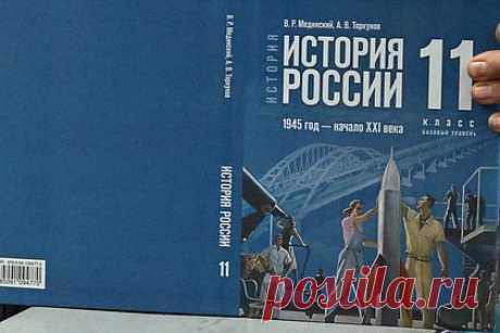 Автор нового учебника по истории анонсировал правки в раздел о репрессиях. В новых учебниках истории для учеников старших классов абзац о репрессированных народах перепишут, обновленная редакция учебника поступит в школы к началу учебного года в 2024 году. Об этом сообщил один из авторов пособия ректор МГИМО Анатолий Торкунов, передает РИА Новости.