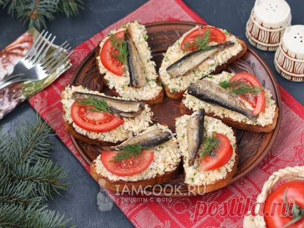 Бутерброды со шпротами, картофелем и плавленым сыром — рецепт с фото Вкусные и сытные бутерброды, которые можно приготовить для перекуса или на праздничный стол.