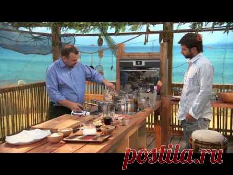 Кальмар с муссом из лосося под вишневым соусом