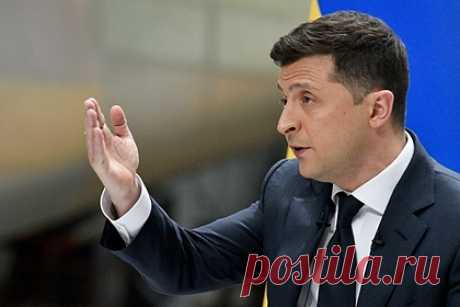 Зеленский заблокировал на Украине веб-ресурсы «Ростелекома» и ряд российских СМИ. Президент Украины Владимир Зеленский ввел в действие решение Совбеза о блокировке доступа к ряду российских компаний. Соответствующий указ подписал глава государства, сообщает интернет-газета «Страна.ua», которая опубликовала скриншоты документа. В частности, будут заблокированы сайты «Ростелекома» и изданий mk.ru.