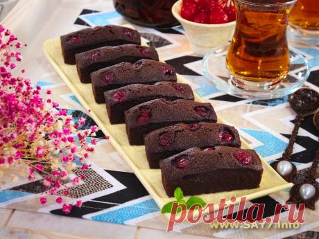 Шоколадные финансье с вишней. На сайте уже есть рецепт финансье. Предлагаю попробовать еще один вариант этих нежнейших пирожных. Шоколад и вишня - идеальное сочетание. Конечно, вместо вишни можно взять другую ягоду, но я рекомендую использовать именно вишню. Ее можно использовать как свежую (удалить косточки обязательно), так и замороженную (можно перед приготовлением не размораживать).