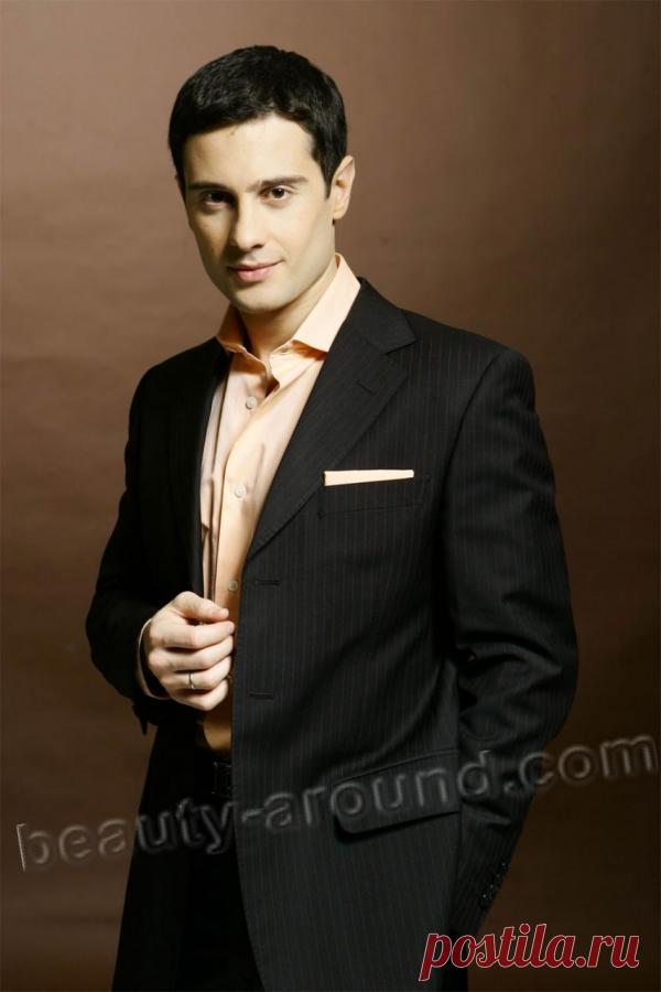 Ярослав Бойко (род. 14 мая 1970 года, Киев, Украинская ССР, СССР) - российский и украинский актёр театра и кино. Его фильмы: "Прииск", "Звезда эпохи", "Неотложка", "Ваша честь", "Команда", "Анна Каренина". Подробнее: http://beauty-around.com/tops/item/45-samyue-krasivyie-russian-actors | Самые красивые современные российские актёры (Топ-25)