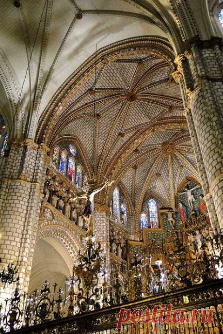 Interior of Gothic Cathedral - Toledo, Spain | Flickr - Photo Sharing!
flickr от Adam Jones, Ph.D. - Global P  |  Pinterest: инструмент для поиска и хранения интересных идей