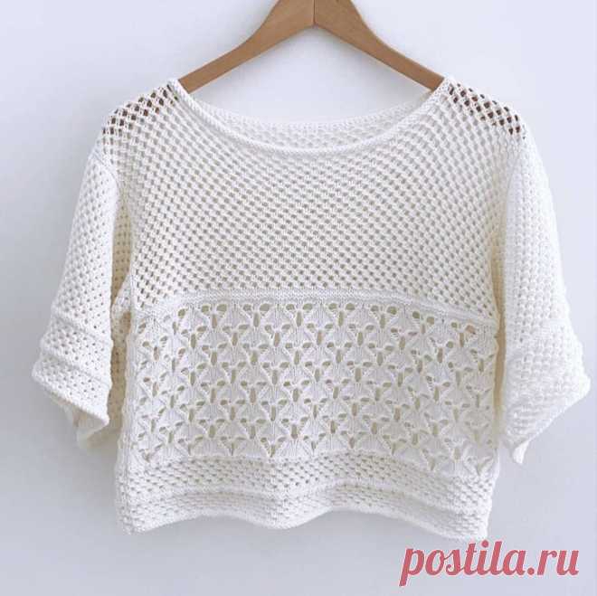 Короткий топ спицами, связанный из хлопка, в котором автор топа (sweet.knitt) использовал (использовала) сочетание двух узоров 
