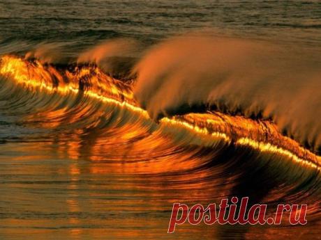 Волна, сфотографированная на закате
