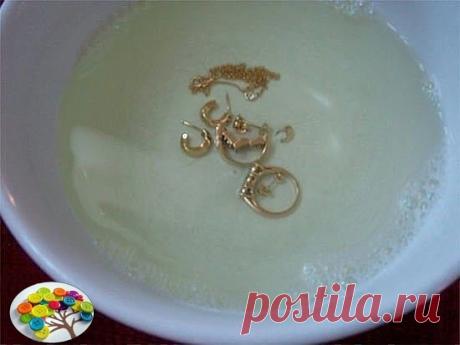 Для того, чтобы ювелирные изделия сверкали как новые: 

Вам понадобятся: 

- 1 столовая ложка соли 
- 1 столовая ложка соды 
- 1 столовая ложку средства для мытья посуды 
- 1 стакан воды 
- 1 кусок алюминиевой фольги 

Этапы очистки: 
1. Подогрейте воду в микроволновой печи в течение 1 или 2 минут. 
2. Отрежьте кусок алюминиевой фольги и положите на дно небольшой миски или стакана. 
3. Налейте горячую воду в миску. Добавьте соль, соду, и жидкость для мытья посуды. Положите...