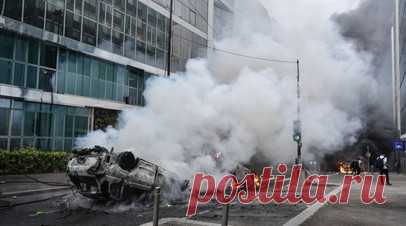 В Париже погиб пожарный при попытке потушить подожжённые в ходе беспорядков автомобили. Во Франции сообщили о гибели пожарного, который пытался потушить подожжённые в ходе ночных беспорядков в Париже автомобили. Читать далее