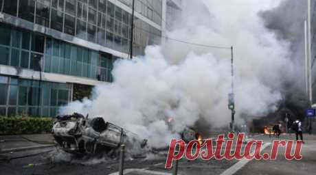 В Париже погиб пожарный при попытке потушить подожжённые в ходе беспорядков автомобили. Во Франции сообщили о гибели пожарного, который пытался потушить подожжённые в ходе ночных беспорядков в Париже автомобили. Читать далее