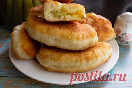 Дрожжевые пирожки на сковороде с картофельным пюре и маринованными огурцами | Кухонный Сумбур | Пульс Mail.ru