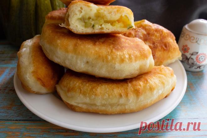 Дрожжевые пирожки на сковороде с картофельным пюре и маринованными огурцами | Кухонный Сумбур | Пульс Mail.ru