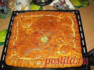 Любимый бабушкин КУРНИК! Ну очень СОЧНЫЙ И ВКУСНЫЙ!
Состав: 
Тесто:
мука 3-4 стакана;
250 гр.маргарина (пачка);
1 стакан кефира или сметаны;
1 чайная л. соды(без горки);
щепотка соли
Начинка:
картофель сырой очищенный 3-4 шт;
мясо (филе) куриное-2 грудки;
Лук-2-3 головки;
соль, специи
Тесто:
Муку просеять, посолить, добавить соды, растопленный маргарин и кефир, замесить мягкое, пластичное тесто