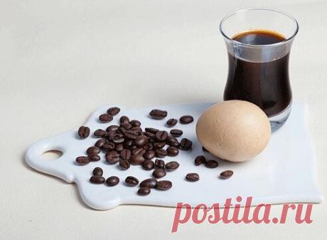 Красим пасхальные яйца без химии! Натуральные красители

 Луковой шелухой красили яйца испокон веков. Ведь луковая шелуха не просто дешёвый краситель, но и мощное бактерицидное и противомикробное средство. Чем больше шелухи в растворе, тем красивей и ярче цвет яиц.

 Сухая крапива или шпинат окрашивают яйца в светло-зеленый цвет. Пачки сухой крапивы из аптеки или пакета мороженного шпината будет достаточно на 3-4 литра воды.

 Краснокочанная капуста при варке дает насыщенн...