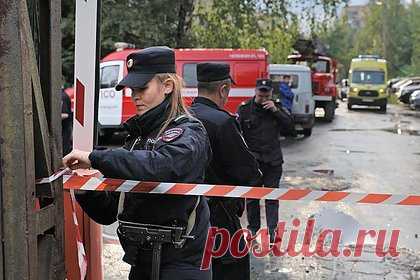 Офисное здание обрушилось в Екатеринбурге. Люди едва успели покинуть его через окно после появления трещин на стенах