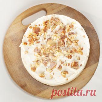 Торт «мимоза» Приготовим бисквит. Растираем в миксере насадкой «лопатка» 3 яйца и 2 ст. л. сахара. Соединяем 3 ст. л. муки и 1 ч. л. разрыхлителя, просеиваем в дежу миксера, и всё объединяем. Добавляем в тесто йогурт, цедру 1 лимона, всё соединяем. Затем вводим 1/2 ст. л. оливкового масла, всё вымешиваем.