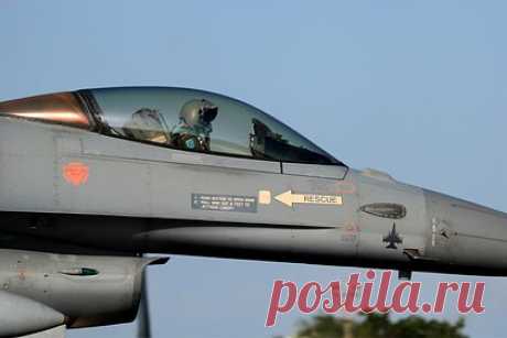 В США рассказали о месте базирования F-16 после передачи техники Киеву. Истребители F-16 после передачи техники Киеву будут базироваться на Украине. Об этом заявил министр ВВС США Фрэнк Кендалл, отвечая на вопрос о возможности базирования самолетов на территории одной из стран — членов НАТО. «Если они станут частью украинских ВВС (...) они будут находиться на Украине», — сказал военный.