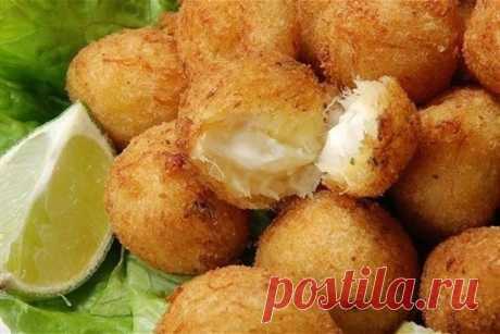 Делисьез из сыра
Быстро, вкусно, а главное полезно!
Подготовка 10 мин., приготовление 3 мин.
4 яичных белка, 200 г натертого твердого сыра, панировочные сухари, зелень петрушки, перец.
* Белки хорошо взбить.
* Быстро смешать их с натертым сыром.
* Сформировать шарики, не очень сжимая тесто, величиной с яйцо.
* Обвалять в панировке.
* Обжарить во фритюре до золотистого цвета.
Подавать, обложив
