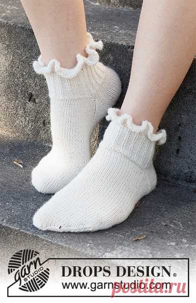 Носки Sole Dancer

РАЗМЕРЫ:
Размер обуви: 35/37 - 38/40 - 40/42
Длина стопы: ок. 22-24-27 cm

Понадобится:
Пряжа DROPS FABEL (75% шерсть, 25% полиамид, 205м/50г)
100-100-100 г, цвет 100, натуральный

ПЛОТНОСТЬ ВЯЗАНИЯ:
26 петель и 34 ряда лицевой гладью = 10 x 10 cm.

СПИЦЫ:
Чулочные спицы DROPS размер 2.5 мм для лицевой глади.
Чулочные спицы DROPS размер 2 мм для резинки.
Размер спиц указан в качестве рекомендации. Если в связанном образце на 10 см слишком много петель, в...