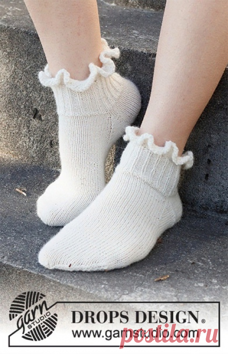 Носки Sole Dancer

РАЗМЕРЫ:
Размер обуви: 35/37 - 38/40 - 40/42
Длина стопы: ок. 22-24-27 cm

Понадобится:
Пряжа DROPS FABEL (75% шерсть, 25% полиамид, 205м/50г)
100-100-100 г, цвет 100, натуральный

ПЛОТНОСТЬ ВЯЗАНИЯ:
26 петель и 34 ряда лицевой гладью = 10 x 10 cm.

СПИЦЫ:
Чулочные спицы DROPS размер 2.5 мм для лицевой глади.
Чулочные спицы DROPS размер 2 мм для резинки.
Размер спиц указан в качестве рекомендации. Если в связанном образце на 10 см слишком много петель, в...