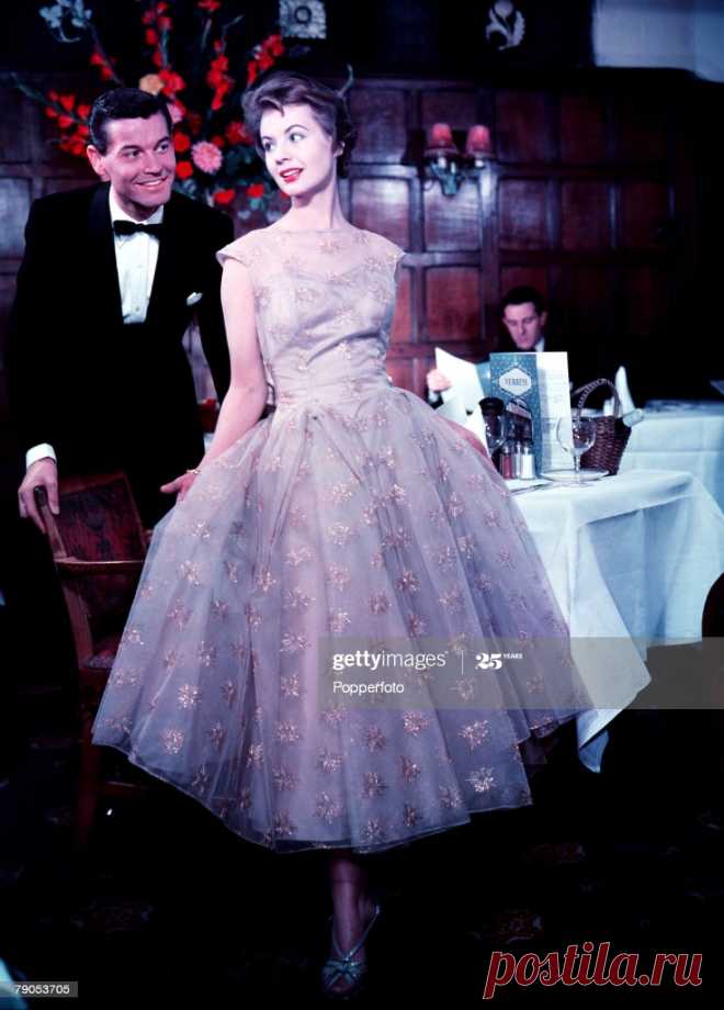 Model is wearing gilt embroidered tulle over satin evening dress, 1957
(Photo by Popperfoto/Getty Images)