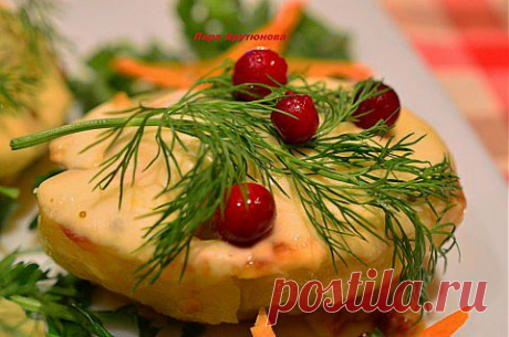 Картофель, фаршированный курицей с овощами.
Ингредиенты для рецепта
-5 шт. крупного картофеля
-1 окорочок от крупной курицы
-1/2 шт. желтого или красного сладкого перца ( у меня - желтый)
-12 шт зеленых оливок
-3 крупных зубчика чеснока
-200 г. любого твердого сыра
-1 головка лука
-соль - по вкусу
-1/2 ч.л. хмели-сунели
-1 баночка натурального йогурта
-зелень укропа, петрушки, клюква и морковь - для украшения.