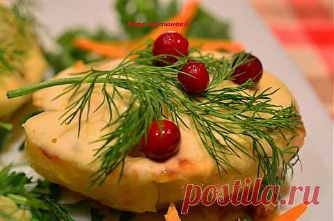 Картофель, фаршированный курицей с овощами.
Ингредиенты для рецепта
-5 шт. крупного картофеля
-1 окорочок от крупной курицы
-1/2 шт. желтого или красного сладкого перца ( у меня - желтый)
-12 шт зеленых оливок
-3 крупных зубчика чеснока
-200 г. любого твердого сыра
-1 головка лука
-соль - по вкусу
-1/2 ч.л. хмели-сунели
-1 баночка натурального йогурта
-зелень укропа, петрушки, клюква и морковь - для украшения.