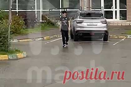 Под Москвой мигрант ударил девушку в шортах из-за ее одежды и попал на видео. В подмосковном Нахабино мигрант ударил девушку во время пробежки и попал на видео. Ему не понравилось, что россиянка была одета в шорты и футболку. На снятых пострадавшей кадрах она показывает преследующего ее человека. «Какая ему разница, во что я одета?» — возмущается девушка.