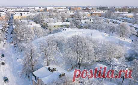 В Финляндии предложили запретить россиянам сделки с недвижимостью. Россиянам могут запретить сделки с недвижимостью в Финляндии, такие меры проработают к весне. Прежде Минобороны страны не разрешило продать завод экс-спикеру горсовета Петрозаводска, он обещал сделать машины Tesla бесполезными