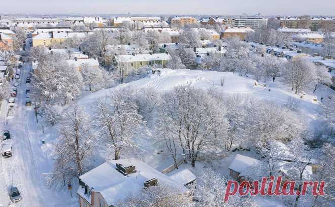В Финляндии предложили запретить россиянам сделки с недвижимостью. Россиянам могут запретить сделки с недвижимостью в Финляндии, такие меры проработают к весне. Прежде Минобороны страны не разрешило продать завод экс-спикеру горсовета Петрозаводска, он обещал сделать машины Tesla бесполезными