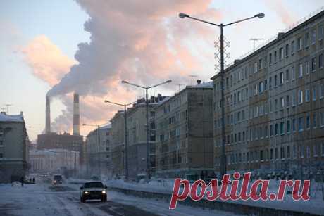 Названы самые вредоносные города России. В рейтинг российских городов-лидеров по объемам вредных выбросов вошли Норильск, Череповец, Новокузнецк, Липецк, поселок городского типа Рефтинский, Междуреченск, Магнитогорск, Воркута, Уфа и Ангарск. Об этом сообщила глава Росприроднадзора Светлана Радионова в своем Instagram-аккаунте.
