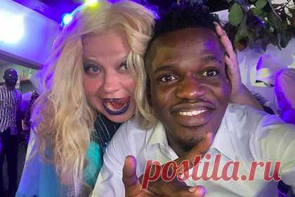 Подозреваемая в краже у Наташи Королевой скрылась от Интерпола в Африке. Подозреваемая в краже денег и украшений стоимостью пять миллионов рублей у певицы Наташи Королевой Милана-Екатерина Некруц, известная как поп-исполнительница Милана Миломанова, скрылась в Анголе. Разыскиваемая Интерполом Миломанова опубликовала фотографию, указав, что она сделана в именно в этой африканской стране.