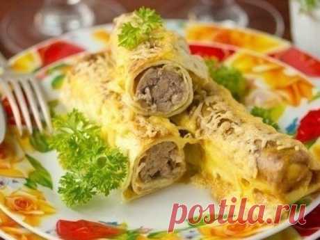 Яичные рулетики с мясной начинкой - отличный завтрак

Ингредиенты:
-Яйца куриные 7 шт.
-Свиной фарш 500 г
-Лук фиолетовый 1 шт.
-Сыр твёрдый 100 г
-Сметана 4 ст. л.
-Соль 2 ч. л.
-Перец чёрный молотый 2 щепотки
-Масло подсолнечное рафинированное 1 ст. л.
-Бульон куриный 350 мл

Приготовление:
Для приготовления яичных рулетов с мясной начинкой нам понадобятся куриные яйца, свиной фарш, лук (репчатый, белый или фиолетовый), твёрдый сыр, сметана, соль, чёрный молотый перец, п...