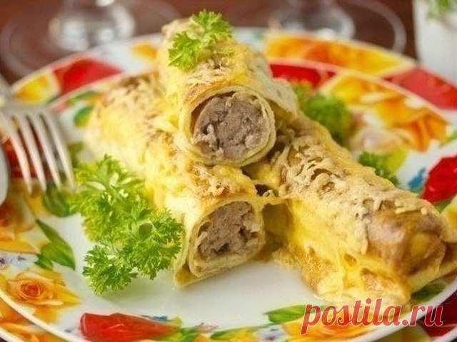 Яичные рулетики с мясной начинкой - отличный завтрак

Ингредиенты:
-Яйца куриные 7 шт.
-Свиной фарш 500 г
-Лук фиолетовый 1 шт.
-Сыр твёрдый 100 г
-Сметана 4 ст. л.
-Соль 2 ч. л.
-Перец чёрный молотый 2 щепотки
-Масло подсолнечное рафинированное 1 ст. л.
-Бульон куриный 350 мл

Приготовление:
Для приготовления яичных рулетов с мясной начинкой нам понадобятся куриные яйца, свиной фарш, лук (репчатый, белый или фиолетовый), твёрдый сыр, сметана, соль, чёрный молотый перец, п...