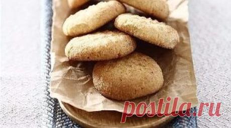 10 рецептов вкусного печенья, которое готовится 15 минут
1. Кокосовое печенье
Ингредиенты:
100 г муки
100 г сахара
200 г кокосовой стружки
2 яйца
1 ч. л. разрыхлителя
Приготовление: 
Яйца взбить с сахаром.
Добавить кокосовую стружку, перемешать.
Всыпать муку с разрыхлителем, снова перемешать.
Убрать тесто в холодильник на полчаса.
Руки смочить водой и сформировать из теста печенье.
Выпекать при температуре 180 градусов около 15 минут.