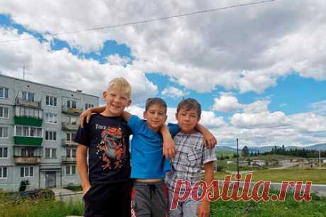 Трое российских школьников спасли тонущего ребенка. В городе Межгорье Башкирии школьники спасли тонущего ребенка. Инцидент произошел 2 июля на реке Малый Инзер. Пятиклассники с берега услышали крики о помощи и увидели, что под воду уходит мальчик. Они бросились спасать утопающего. Как рассказали школьники, один из них нырнул под воду и выталкивал ребенка наружу.