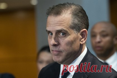 Сын Байдена отказался прийти на слушания об импичменте отца. Сын американского лидера Джо Байдена бизнесмен Хантер Байден отказался прийти на слушания об импичменте отца в Сенате США, сообщает Axios. «Хантер Байден не будет присутствовать на предстоящих слушаниях, инициированных республиканцами из Палаты представителей объявить импичмент президенту Байдену», — заявили юристы.