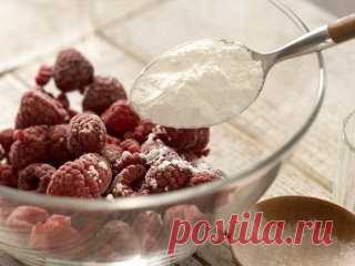 Малиновый пирог
1 лимон
200 гр муки
2 ч. ложка разрыхлителя теста
125 гр сахара
соль по вкусу
100 мл молока ( 1,5% жирности) + 5 ст. ложек для теста
4 ст. ложки растительного масла
125 гр обезжиренного творога
325 гр свежей малины (или замороженной)
1 ст. ложка крахмала
175 гр сметаны
3 яйца
сахарная пудра по вкусу
Лимон обдать кипятком, вытереть насухо, натереть на мелкой терке цедру. Муку, разрыхлитель теста, 50 гр сахара, щепотку соли и лимонную цедру смешать в миске.
Затем добавить в миск