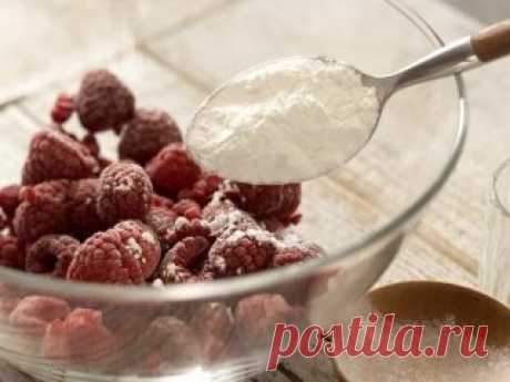 Малиновый пирог
1 лимон
200 гр муки
2 ч. ложка разрыхлителя теста
125 гр сахара
соль по вкусу
100 мл молока ( 1,5% жирности) + 5 ст. ложек для теста
4 ст. ложки растительного масла
125 гр обезжиренного творога
325 гр свежей малины (или замороженной)
1 ст. ложка крахмала
175 гр сметаны
3 яйца
сахарная пудра по вкусу
Лимон обдать кипятком, вытереть насухо, натереть на мелкой терке цедру. Муку, разрыхлитель теста, 50 гр сахара, щепотку соли и лимонную цедру смешать в миске.
Затем добавить в миск