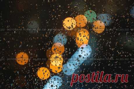 Blurred bokeh city lights, raindrops on window glass Стоковое фото, фотограф Ilaronsia / Фотобанк Лори