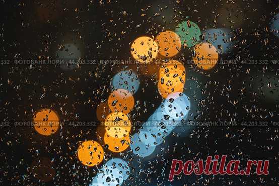 Blurred bokeh city lights, raindrops on window glass Стоковое фото, фотограф Ilaronsia / Фотобанк Лори