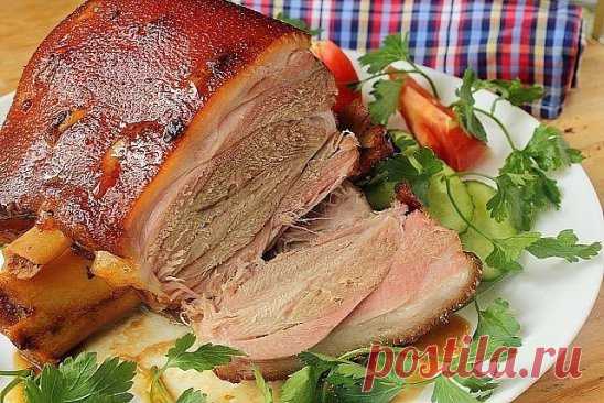 КАК ВКУСНО ЗАПЕЧЬ СВИНУЮ РУЛЬКУ
ИНГРЕДИЕНТЫ:
— Свиная рулька — 1 килограмм
— Чеснок — 5 зубцов
— Горчица — 3 столовых ложки
— Тимьян — 1 чайная ложка
— Растительное масло — 2 столовых ложки
— Соль — 2 чайных ложки
ПРИГОТОВЛЕНИЕ:
1. Свиную рульку помыть и обтереть полотенцем.
2. Чеснок очистить и порезать на каждый зубец на 4 части.
3. Сделать надрезы в свиной рульке и в каждый надрез заложить кусочек чеснока.
4. Смешать растительное масло, горчицу и специи, соль и масло.
5. Натереть смесью рул