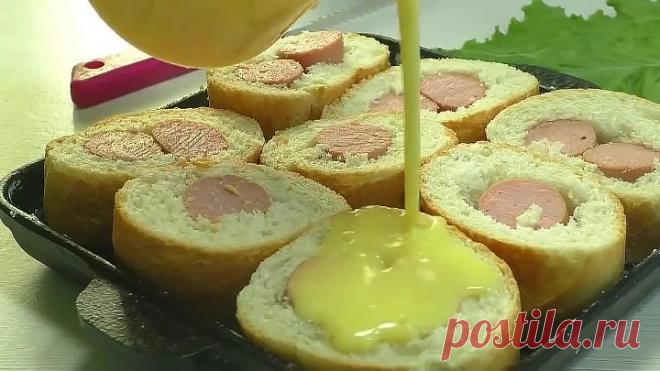 Багет с сосисками в духовке на завтрак.