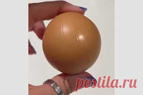 Женщина случайно купила редчайшее куриное яйцо стоимостью 80 тысяч рублей. Жительница Австралии купила в продуктовом магазине упаковку куриных яиц, одно из которых, как оказалось, может стоить тысячи долларов. Редчайшее яйцо идеально круглой формы случайно приобрела ведущая телеканала 3AW Жаклин Фелгейт в одном из супермаркетов Мельбурна и выложила его фото в интернет.