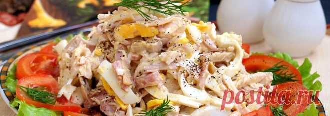 Салат Мужская мечта с курицей и опятами • Рецепт Очень вкусный и сытный салат Мужская мечта с курицей и опятами, перепелиным яйцом и луком, заправленный майонезом. Это самое лучшее сочетание простых и доступных ингредиентов.