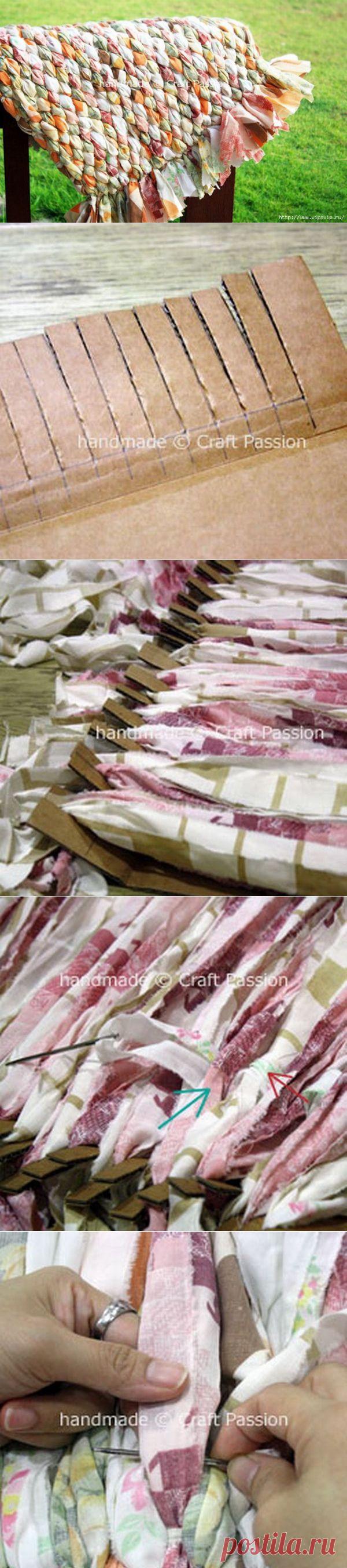 Уютный плетёный коврик из "чегопопало"