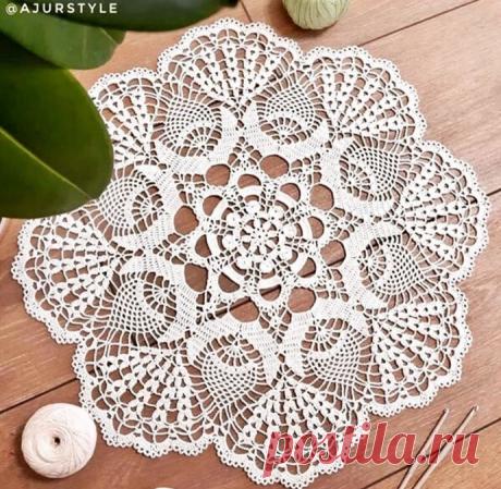 Самая красивая салфетка Самая красивая салфеткаПоложить ее под искусственную елку для создания праздничного настроения и красоты.